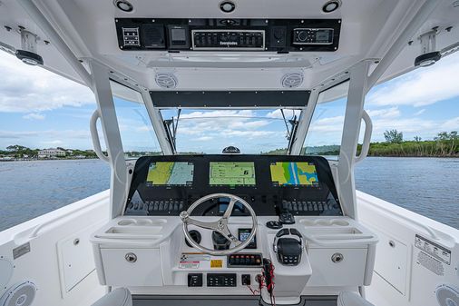 Everglades 435 Center Console image