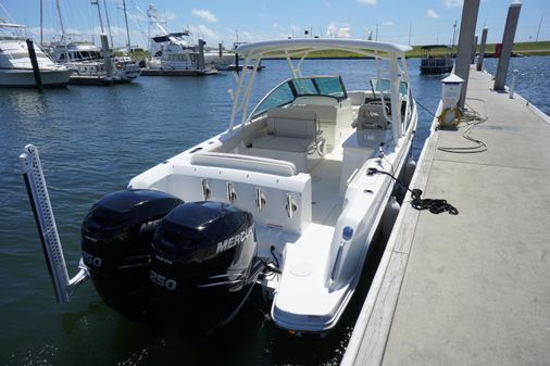 Boston Whaler 270 Vantage image