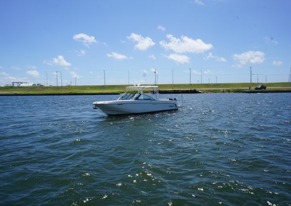 Boston Whaler 270 Vantage image
