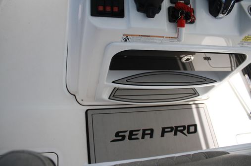 Sea Pro 259 DLX Center Console image