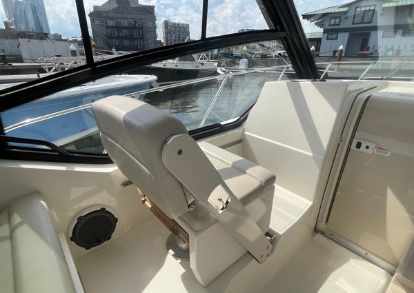 Boston Whaler 325 Conquest image