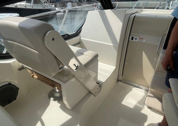 Boston Whaler 325 Conquest image