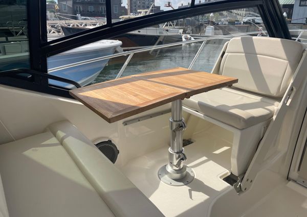 Boston Whaler 325 Conquest image