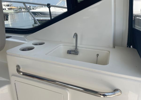 Boston Whaler 325 Conquest image