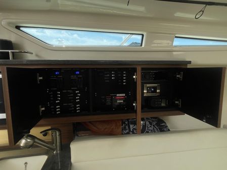 Boston Whaler 325 Conquest image