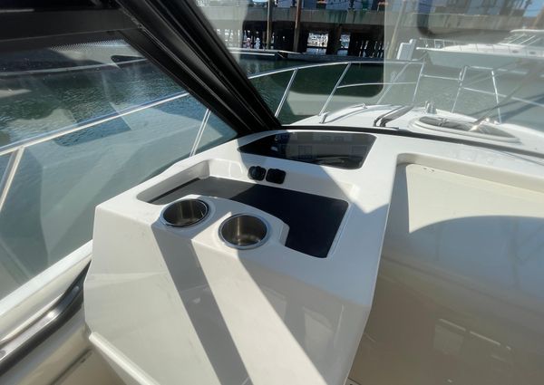 Boston Whaler 325 Conquest image