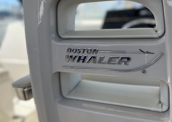 Boston Whaler 325 Conquest image