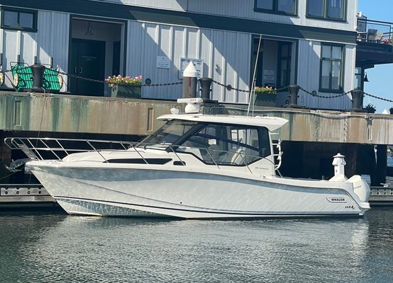 Boston Whaler 325 Conquest - main image