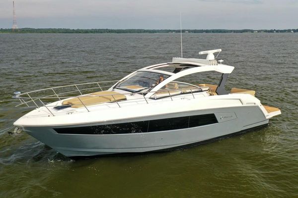 Cruisers Yachts 390 Express Coupe - main image