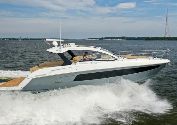 Cruisers Yachts 390 Express Coupe image