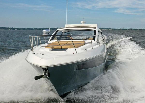 Cruisers Yachts 390 Express Coupe image