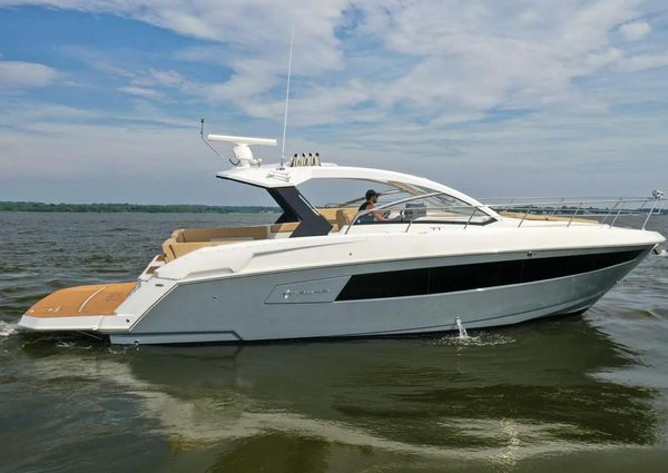 Cruisers Yachts 390 Express Coupe image