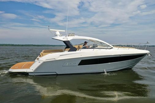 Cruisers Yachts 390 Express Coupe image