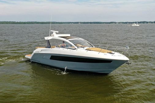 Cruisers Yachts 390 Express Coupe image