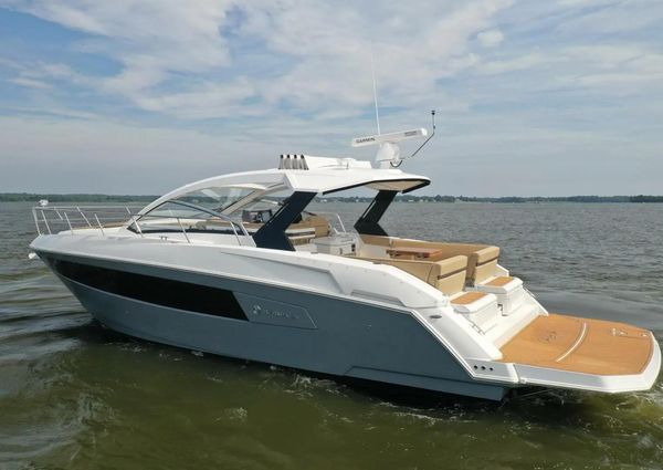 Cruisers Yachts 390 Express Coupe image