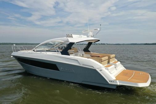 Cruisers Yachts 390 Express Coupe image