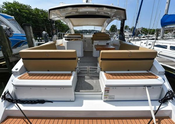 Cruisers Yachts 390 Express Coupe image