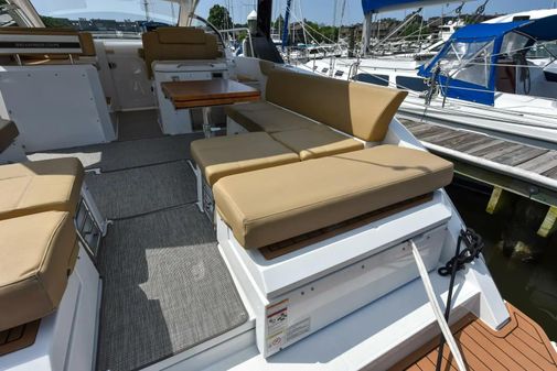 Cruisers Yachts 390 Express Coupe image