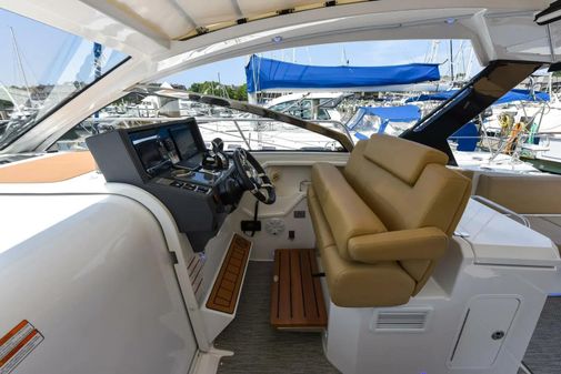 Cruisers Yachts 390 Express Coupe image