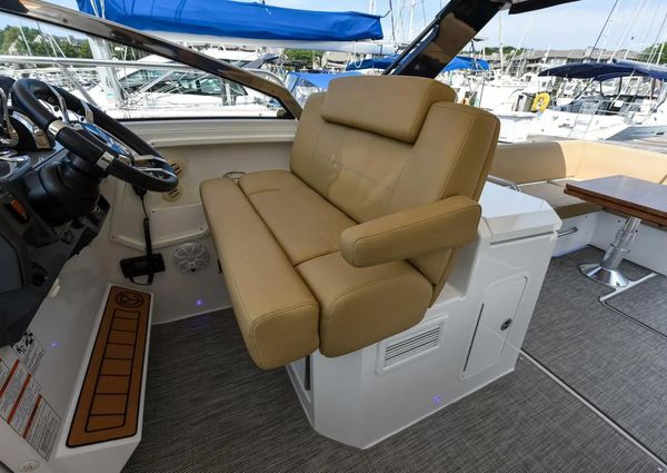 Cruisers Yachts 390 Express Coupe image