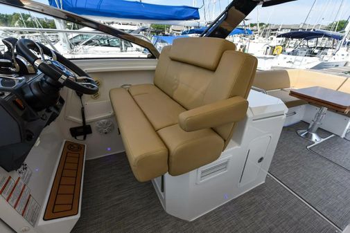 Cruisers Yachts 390 Express Coupe image