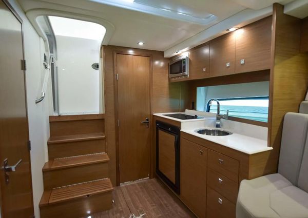 Cruisers Yachts 390 Express Coupe image