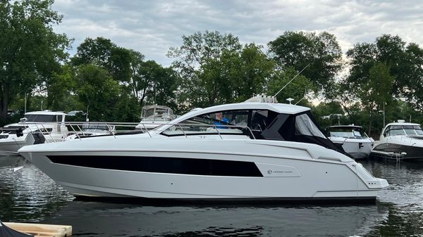 Cruisers Yachts 390 Express Coupe