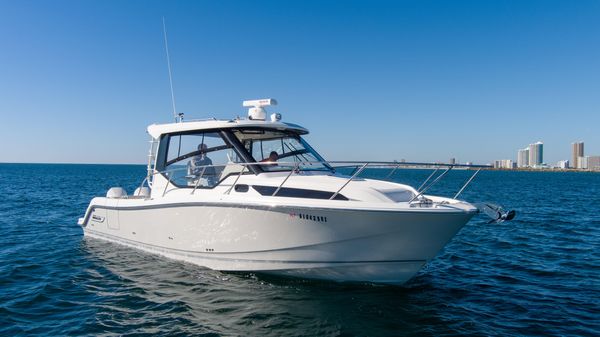 Boston Whaler 325 Conquest 