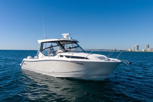 Boston Whaler 325 Conquest image