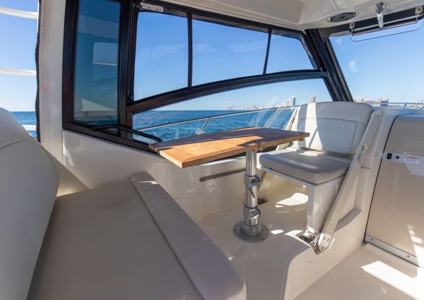 Boston Whaler 325 Conquest image