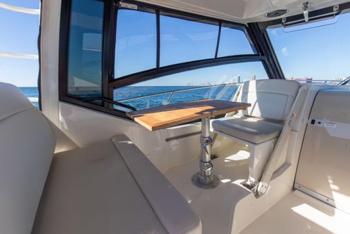 Boston Whaler 325 Conquest image