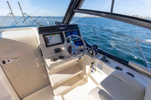 Boston Whaler 325 Conquest image