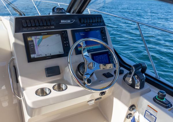 Boston Whaler 325 Conquest image