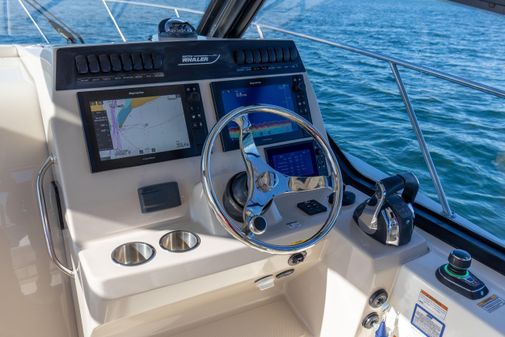 Boston Whaler 325 Conquest image