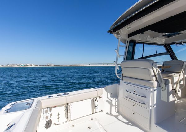 Boston Whaler 325 Conquest image