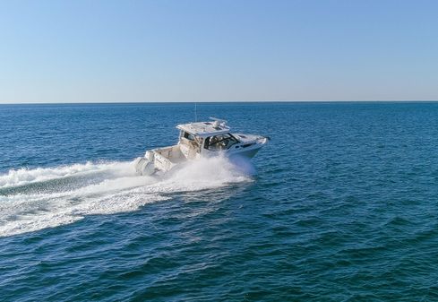 Boston Whaler 325 Conquest image