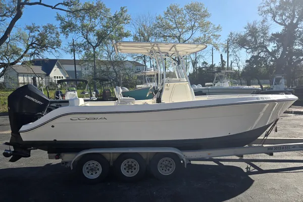 Cobia 237-CENTER-CONSOLE image