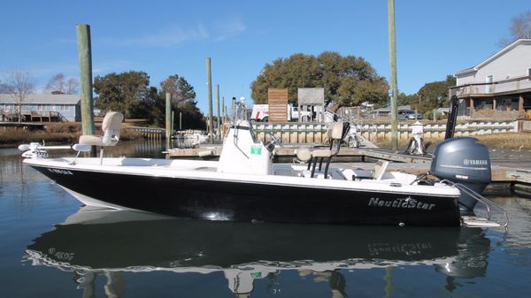 NauticStar 214 XTS 