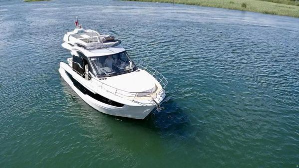 Galeon 400 Fly image