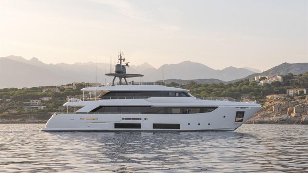 Custom Line Navetta 33 