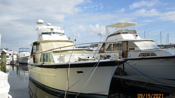 Hatteras Motoryacht Tri-Cabin 
