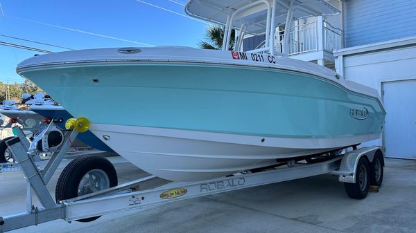 Robalo R200 Center Console