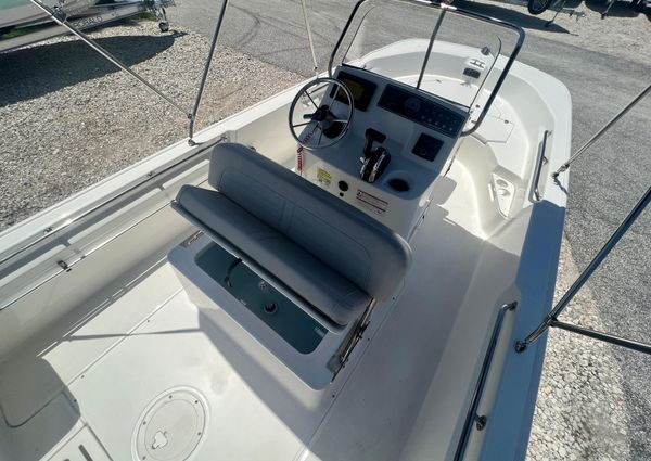 Boston-whaler 17-MONTAUK image