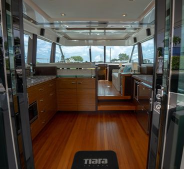 Tiara Yachts F53 Flybridge image