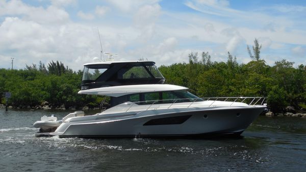 Tiara Yachts F53 Flybridge 