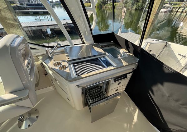 Boston Whaler 320 Vantage image