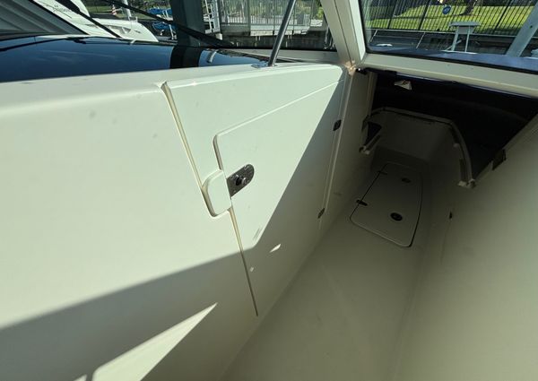 Boston Whaler 320 Vantage image