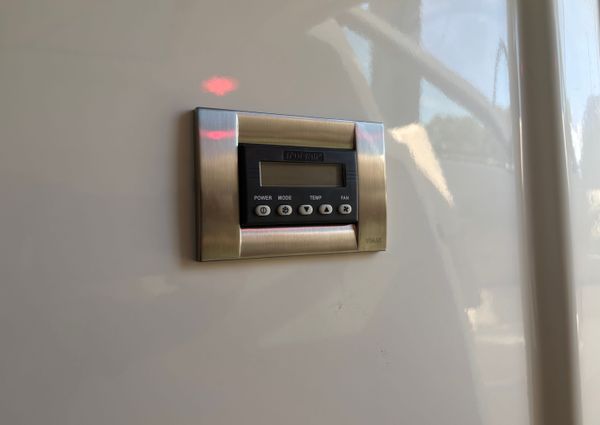 Boston Whaler 320 Vantage image