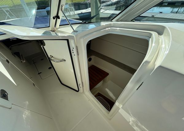 Boston Whaler 320 Vantage image