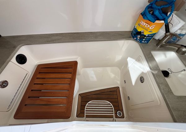 Boston Whaler 320 Vantage image